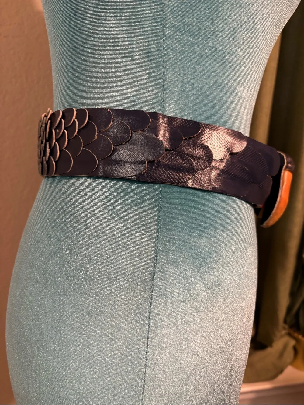 Y2K Vintage 1980’s Macaw Handcrafted Parrot Head Leather Belt in Navy